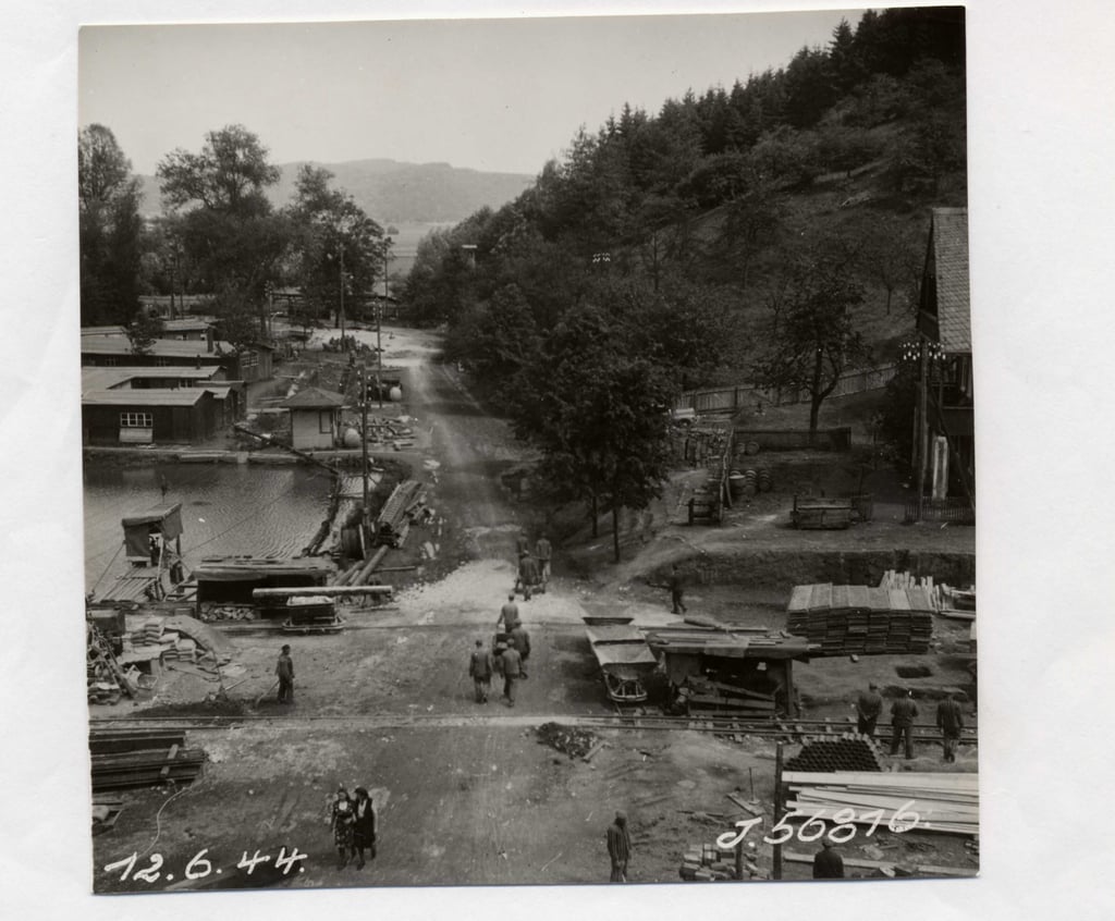 KZ-Häftlinge bei Arbeiten an der Heimkehle.