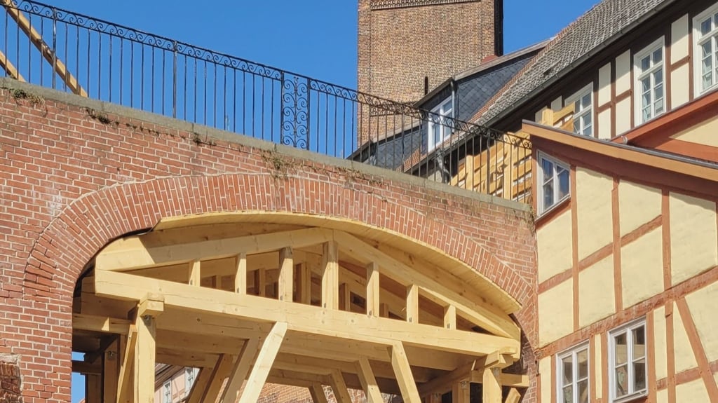 Seit Sommer 2024 ist die Brücke über die Roßfurt in Tangermünde von diesem massiven Holzbauwerk unterfangen. 
