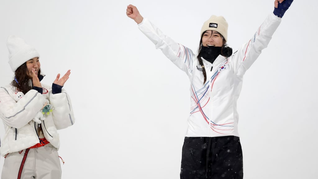 Chloe Kim (l) applaudiert Olympiasiegerin Gaon Choi.
