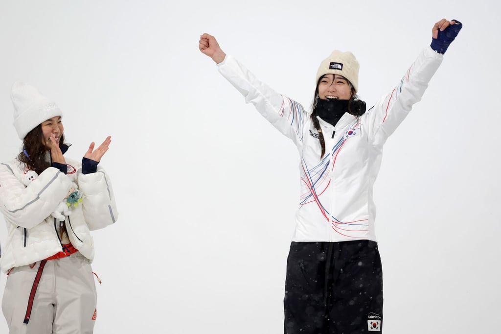 Chloe Kim (l) applaudiert Olympiasiegerin Gaon Choi.