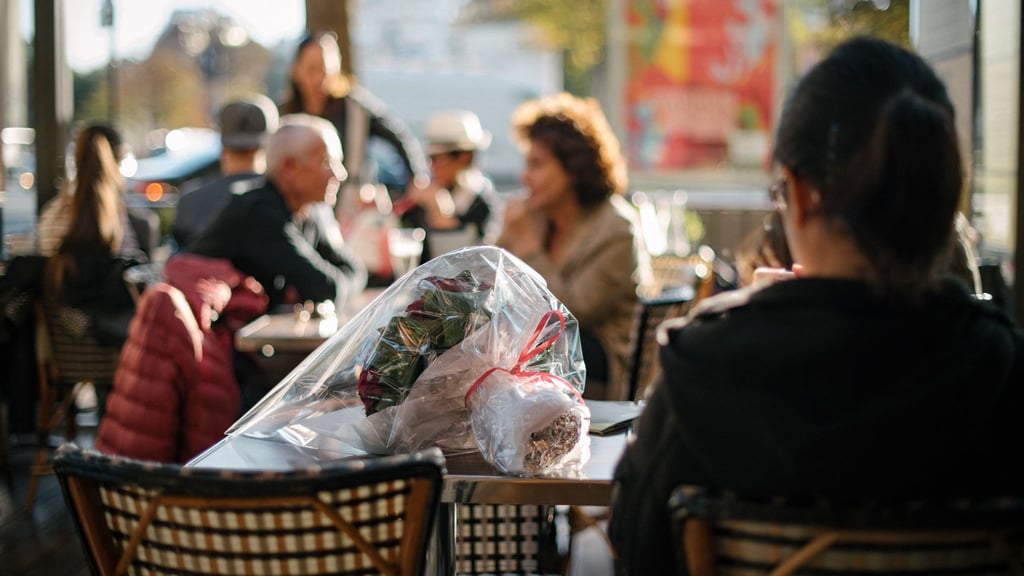 Pariser Flair und rote Rosen: Statt starren Erwartungen am Valentinstag sollte Romantik unabhängig vom Datum gelebt werden, denn jede Beziehung hat ihre eigene Art, Nähe zu zeigen.