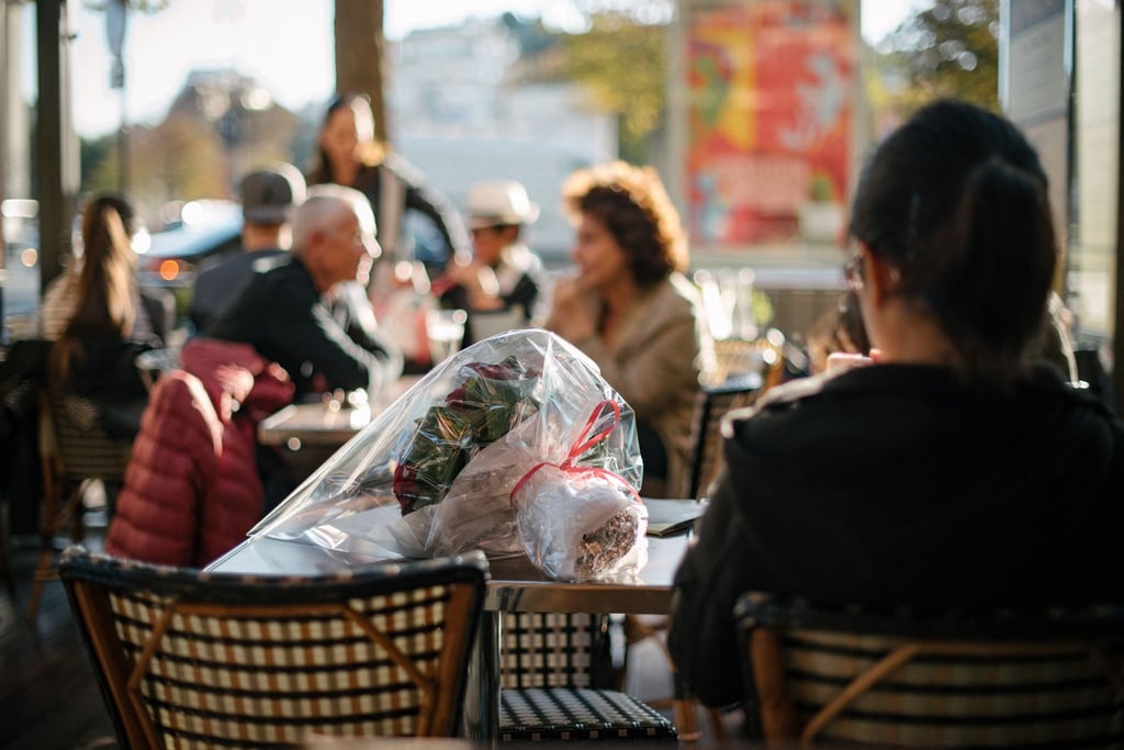 Pariser Flair und rote Rosen: Statt starren Erwartungen am Valentinstag sollte Romantik unabhängig vom Datum gelebt werden, denn jede Beziehung hat ihre eigene Art, Nähe zu zeigen.