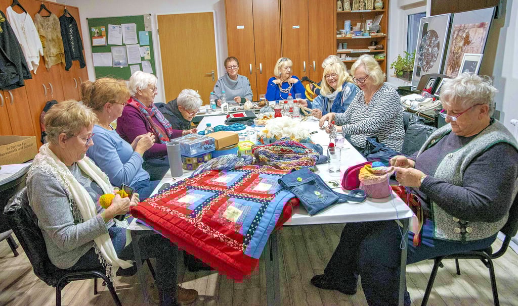 Die Frauen treffen sich regelmäßig, um mit viel Kreativität alten Gegenständen ein neues Leben einzuhauchen.
