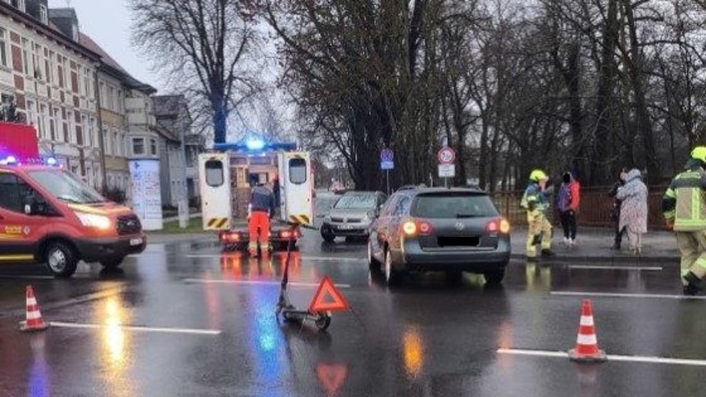 Bei einem Unfall an einer Kreuzung in Halberstadt ist ein E-Scooterfahrer schwer verletzt worden.