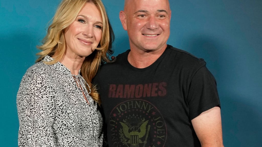 Die ehemalige Ausnahmetennisspielerin Steffi Graf - hier mit Ehemann Andre Agassi - wirbt nun für die Sportmarke des Discounters Lidl. (Archivbild)