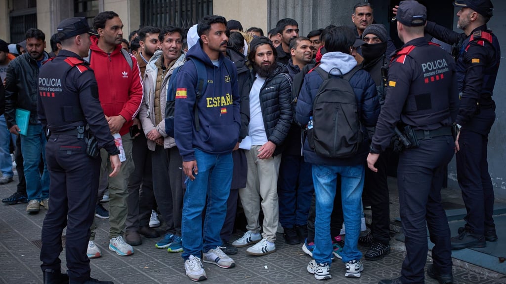 Vor den Konsulaten bilden sich lange Warteschlangen, weil irreguläre Migranten Nachweise beschaffen müssen, um von dem Angebot der spanischen Regierung zu profitieren. (Archivbild)