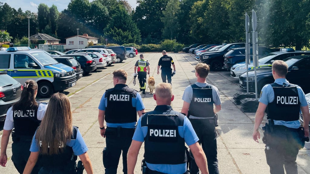 Nachdem der 80-Jährige in Magdeburg niedergestochen worden war, suchte die Polizei mit zahlreichen Kräften sowie einem Spürhund nach dem Täter.
