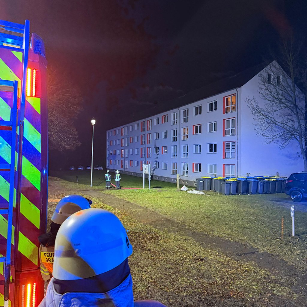 In Weferlingen (Landkreis Börde) ist ein Feuer in einem Mehrfamilienhaus ausgebrochen. Mit zehn Fahrzeugen waren die Feuerwehren aus vier Orten im Einsatz.