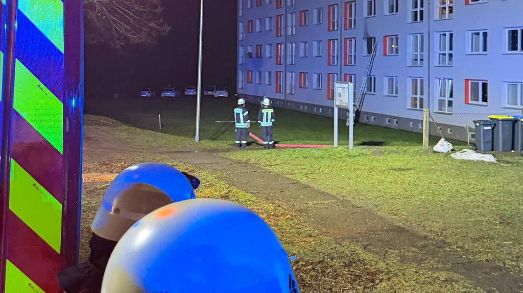 In Weferlingen (Landkreis Börde) ist ein Feuer in einem Mehrfamilienhaus ausgebrochen. Mit zehn Fahrzeugen waren die Feuerwehren aus vier Orten im Einsatz.