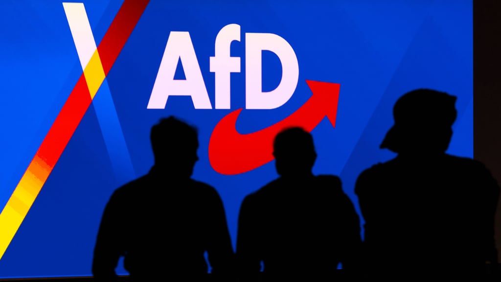 <source>IMAGO/Bihlmayerfotografie<sha1>T25W296Ia9f8OdexCg8UR8d3Gf7</sha1><p>In dem Schreiben, das der Volksstime vorliegt, heißt es,  die AfD in Sachsen-Anhalt arbeitet erfolgreich auf einen Politikwechsel mit Übernahme der Regierungsverantwortung hin:  „Derweil wird seitens unserer Gegner versucht, dieses<a href="https://www.volksstimme.de/sachsen-anhalt/afd-vetternwirtschaft-schlichter-gottschalk-4197703"> Ziel mit schmutzigen Mitteln</a> zu verhindern.“</p><p>Und: „Die medial kolportierten <a href="https://www.volksstimme.de/sachsen-anhalt/afd-filzaffare-in-sachsen-anhalt-warum-sich-der-wind-jetzt-dreht-4197043">Vorwürfe der Vetternwirtschaft</a> in Sachsen-Anhalt sind absurd. Unsere Anstellungen sind vollkommen legal und werden bei uns nach Leistung, Abschluss, Vertrauen, Zuverlässigkeit und Fähigkeit vergeben.“</p><h2>AfD-Spitze kritisiiert „offensichtlich illegales Verhalten“</h2><p> Es gebe nur ein offensichtlich illegales Verhalten – „die Weitergabe von internen Dokumenten, Arbeitsverträgen oder Fotos an die Vertreter der Presse, die uns seit Jahren am stärksten bekämpfen“.</p><p>Wer mit solchen Methoden arbeiteet, verfolge offenbar nur ein einziges Ziel: „die erste AfD-geführte Landesregierung verhindern! So jemand kann in den Augen vieler nur in fremdem Auftrag handeln“.</p><p> Tatsächlich habe der die Lage ernst genommen und hat schnell und konsequent gehandelt. „Gegen Jan Wenzel Schmidt wurde ein Parteiausschlussverfahren eingeleitet. Herr Schmidt hat im Gegenzug angedroht, vermeintliche Missstände zu thematisieren. Er hat in einer Art Erpressungsstrategie angekündigt, im neuen Jahr alle zwei Wochen Anschuldigungen unterschiedlichster Art öffentlich zu machen. Dies war das Drehbuch für die Pressemeldungen der letzten Tage.“</p><h2>Angriffe auf Familie Rausch „besonders niederträchtig“</h2><p> Ziel dieser Kampagne sei „eine  Neiddebatte, vor allem aber die Beschädigung der Partei, ihrer Mitglieder, Funktionsträger und Abgeordneten. Durch Falschbehauptungen, Verzerrungen und tendenziöse Auslassungen wird Stimmung gemacht. So wird auch die Arbeitsleistung von engagierten Menschen, die jahrelang treu für unsere Sache gearbeitet haben, in den Dreck gezogen.“</p><p>Und „Zu Gründungszeiten unserer Partei, als wir noch in keinem Parlament vertreten waren, waren es oft ganze Familien, die sich mit Leib und Seele ohne geringste Vergütung dem Aufbau der Partei gewidmet haben. Zu diesen Familien gehört auch die Familie Rausch. Der Landesvorstand weist die jüngsten Angriffe, die versuchen, die Leistung dieser Familie für unsere Partei in Frage zu stellen, als besonders niederträchtig zurück.“</p><p> Die Erstellung von Schmähgrafiken und Videos unter Verwendung privater Bilder sei „eine Grenzüberschreitung, die wir nicht für möglich gehalten hätten. Tobias Rausch als Verfahrensbevollmächtigter im Parteiausschlussverfahren gegen Jan Wenzel Schmidt soll anscheinend mit allen Mitteln diskreditiert werden.“</p><p>Die volle Destruktivität dieser Kampagne aber zeige sich daran, dass sie sogar vor „unserem Spitzenkandidaten und Hoffnungsträger Ulrich Siegmund nicht halt macht. Sein Vater engagiert sich seit 2015 aufopferungsvoll für seine Arbeitgeber und unsere Partei und ist für seinen Fleiß und Zuverlässigkeit bekannt. Es spricht Bände, dass weder seine Qualifikation als Dipl.-Ingenieur noch seine Berufserfahrung noch der Umstand, dass das wirkliche, seit Monaten gezahlte Gehalt, welches signifikant unter der in der Presse genannten Höhe liegt, an die Presse kommuniziert wurde. Entweder wurde bewusst mit veralteten Zahlen gearbeitet, um Ulrich Siegmund zu beschädigen, oder die aktuelle Kampagne wurde über Monate vorbereitet. So oder so ist der Vorwurf der „Bereicherung“ oder „Vetternwirtschaft“ absurd.“</p><h2>„Stehen ohne Wenn und Aber hinter unserem Spitzenkandidaten“ </h2><p> Dann: „Wir stehen ohne Wenn und Aber hinter unserem Spitzenkandidaten, dem es mit seiner unnachahmlichen Art gelungen ist, die AfD Sachsen-Anhalt zu dem Bundesland zu machen, wo erstmals eine Regierungsübernahme durch die AfD in greifbare Nähe rückt. Auf Ulrich Siegmund ruht nicht nur die Hoffnung unseres Bundeslandes, auf ihm ruht die Hoffnung des ganzen Vaterlandes.“</p><p> Und: „Weiterhin steht der Landesvorstand hinter unseren Landesvorsitzenden Martin Reichardt, hinter Dr. Hans-Thomas Tillschneider, hinter unserer Bundestagsabgeordnete Claudia Weiss, hinter Thomas Korell und allen anderen Angefeindeten, die einfach nur ein zuverlässiges und schlagkräftiges Team an ihrer Seite wollen.“</p><h2>„Kommission fürVerhalten im parlamentarischen Betrieb“ soll gegründet werden</h2><p>Es wird angekündigt, dass der Landesvorstand eine „Kommission für Verhalten im parlamentarischen Betrieb“  ins Leben ruft. Diese werde sich mit der Frage der Anstellungsverhältnisse befassen, eine Verhaltensrichtlinie erarbeiten und Reformvorschläge für das Abgeordnetengesetz erarbeiten. </p>