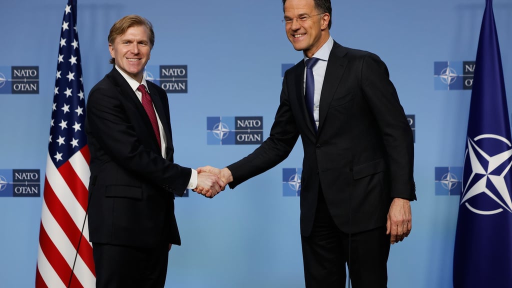 Schlug an der Seite von Nato-Generalsekretär Mark Rutte überraschend versöhnliche Töne an: US-Verteidigungsstaatssekretär Elbridge Colby (l).