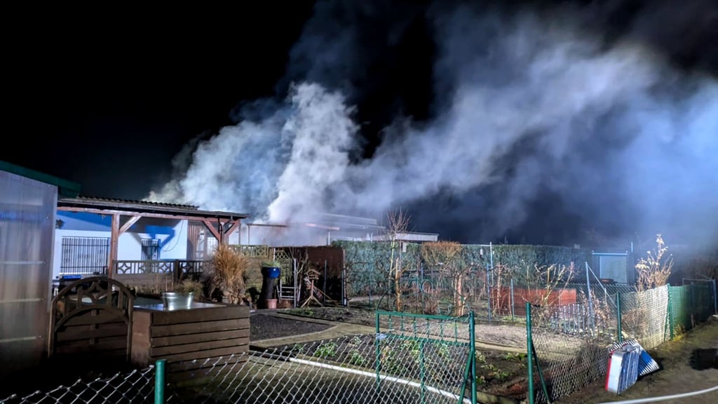 Am Donnerstagmorgen ist in einer Gartenanlage in Zerbst ein Feuer ausgebrochen.