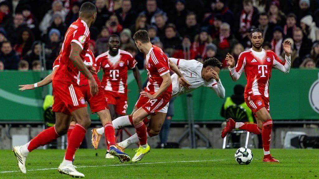Die Szene, die RB-Trainer Ole Werner in München auf die Palme brachte: Antonio Nusa im Zweikampf mit Josip Stanisic