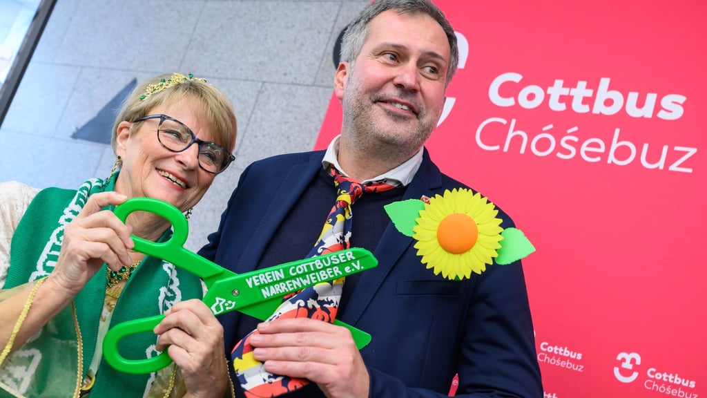 Die leuchtend bunte Krawatte des Cottbuser Oberbürgermeisters Tobias Schick (SPD) musste zur Weiberfastnacht dran glauben.