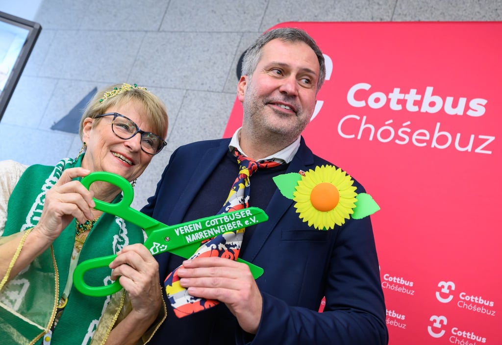 Die leuchtend bunte Krawatte des Cottbuser Oberbürgermeisters Tobias Schick (SPD) musste zur Weiberfastnacht dran glauben.