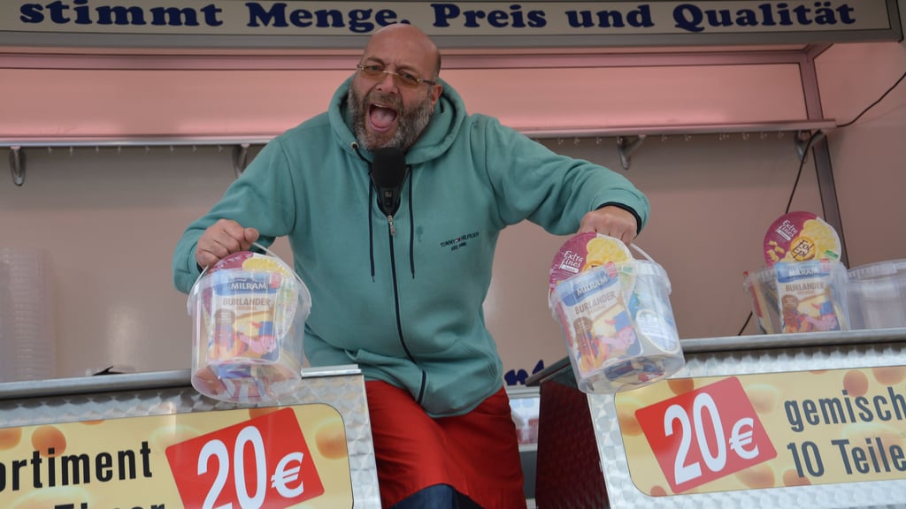 Der Käse-Mey und die anderen Händler der "Gilde der Marktschreier" bringen nordisches Fischmarkt-Flair auf den Haldensleber Marktplatz.