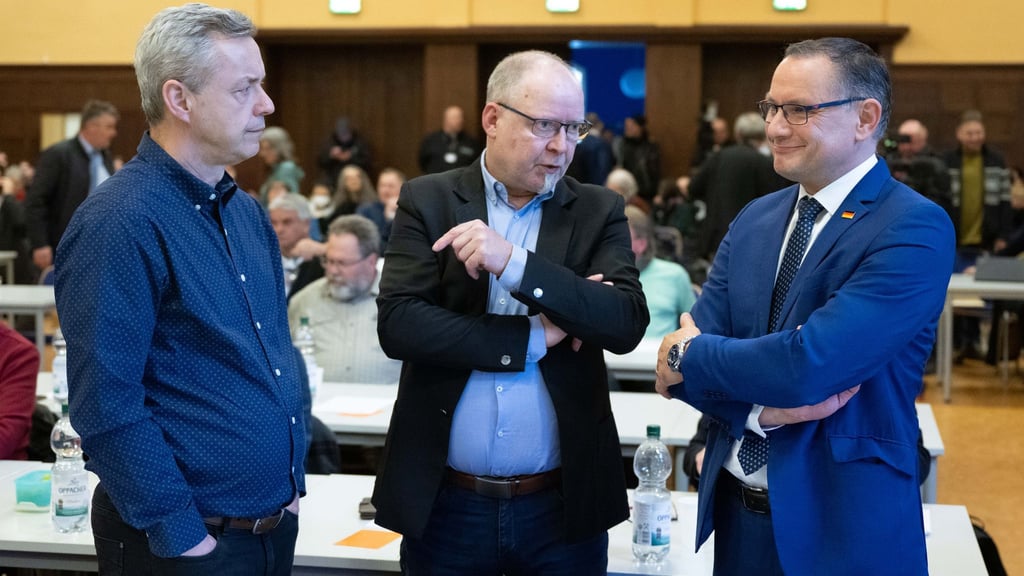 Mit dem sächsischen Landtagsabgeordneten, Roberto Kuhnert (Mitte), teilt sich der AfD-Vorsitzende, Tino Chrupalla (rechts), zwei Bürgerbüros. (Archivfoto)