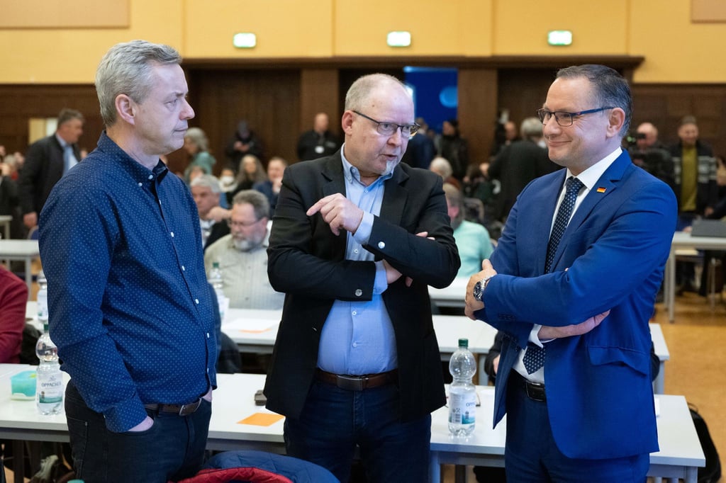 Mit dem sächsischen Landtagsabgeordneten, Roberto Kuhnert (Mitte), teilt sich der AfD-Vorsitzende, Tino Chrupalla (rechts), zwei Bürgerbüros. (Archivfoto)