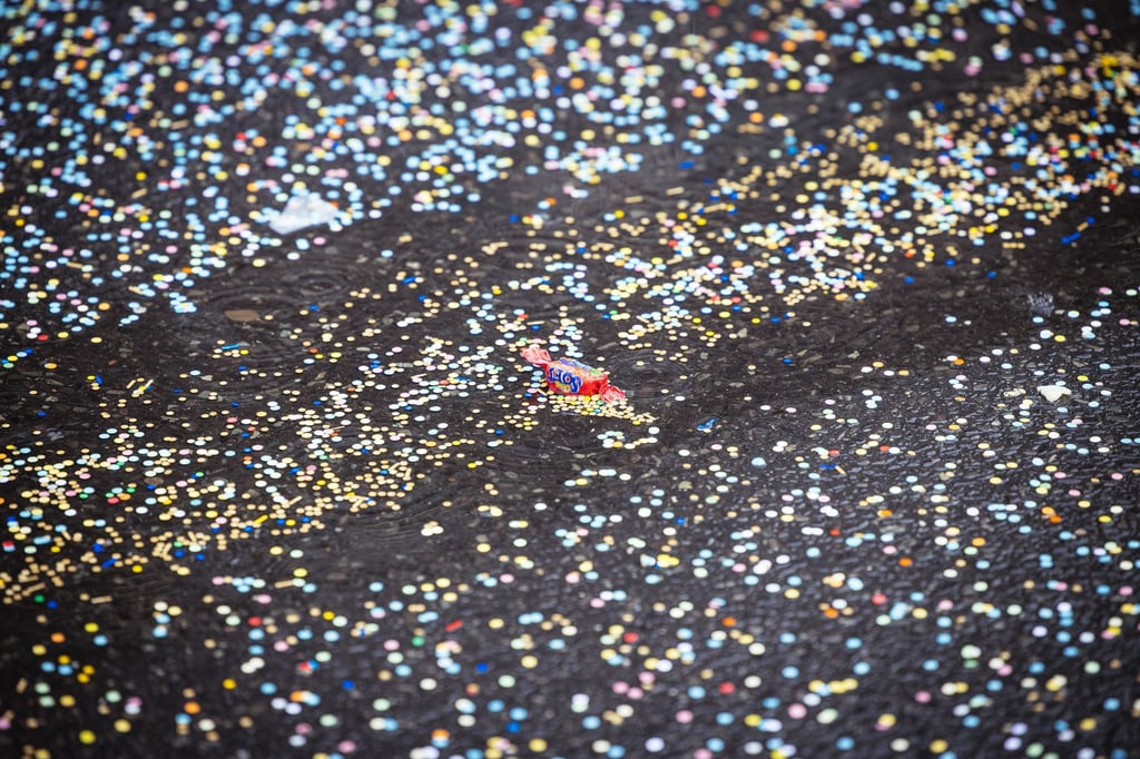 Bunt war’s – jetzt wird aufgeräumt: Konfetti gehört nach Karneval in den Restmüll. Recyceln lässt sich der Schnipsel-Mix nicht.
