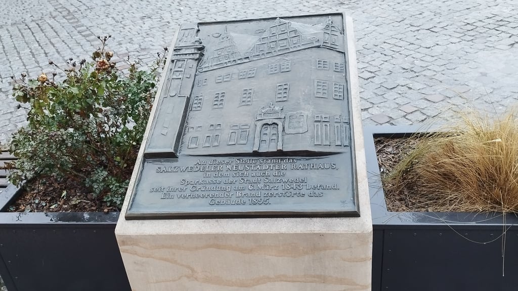 Bronzerelief am Rathausturmplatz informiert Besucher.