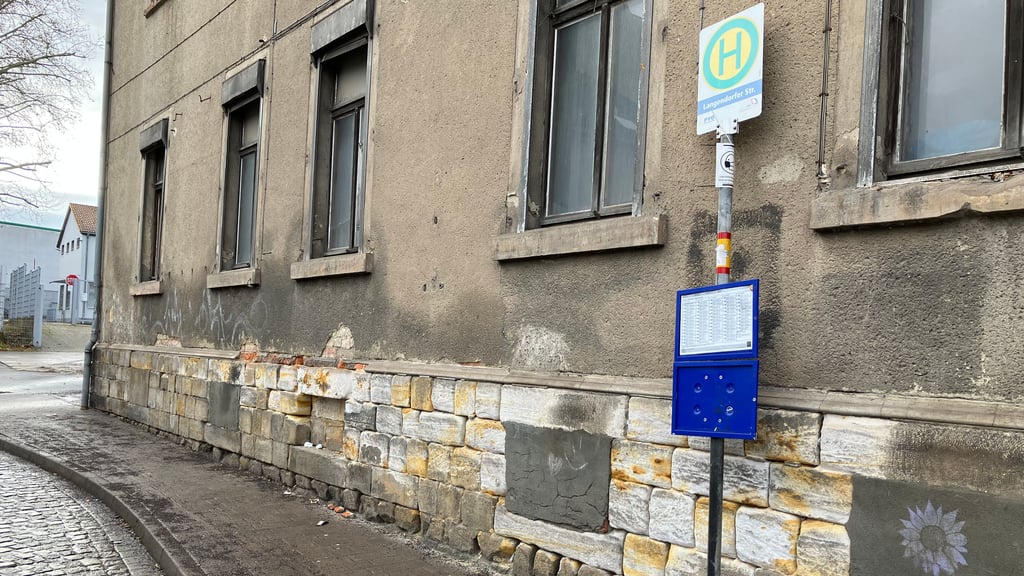 Ein Fall für das Ausbauprogramm der Stadt in diesem Jahr: die Bushaltestelle gegenüber dem Parkplatz am Schwedenstein