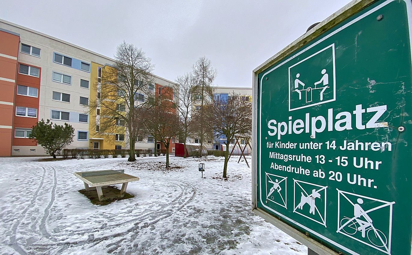 Zwischen Neubaublöcken: Vermieter spenden 10.000 Euro für neuen Spielplatz im Kreis Stendal