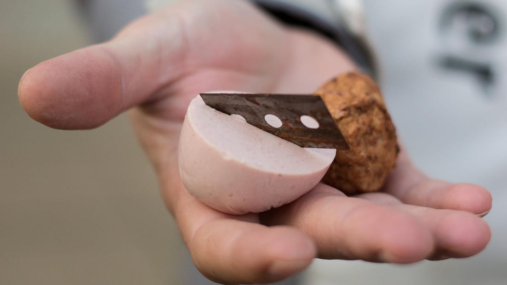 Gefährliche Hundeköder wie hier auf einem Archivbild sollen auch in Halle ausgelegt worden sein.