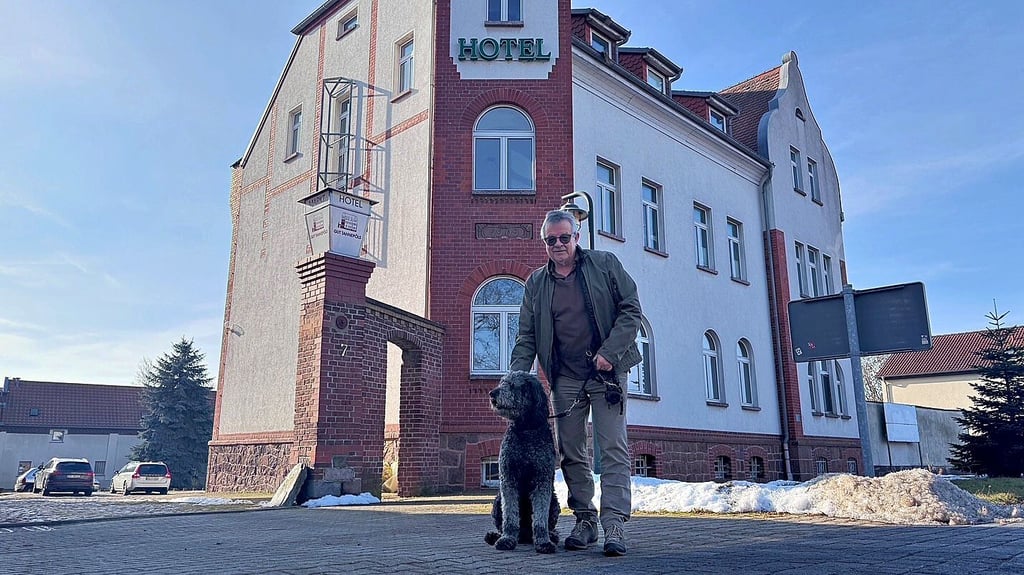 „Gutsbesitzer“ Reinhard Bauer mit seinem aktuellen Hund - Pepe – vor  dem Geburts- und Elternhaus am Rande von Großzöberitz. 