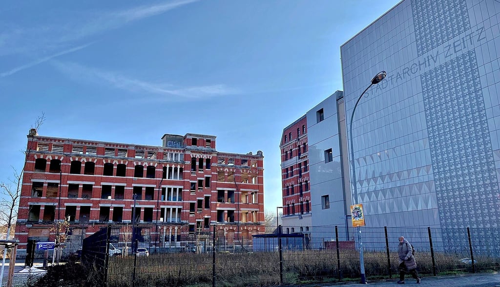 Das ehemalige Zekiwa-Produktionsgebäude (rechts)  ist saniert und Stadtarchiv, das einstige Verwaltungsgebäude wird  saniert. 