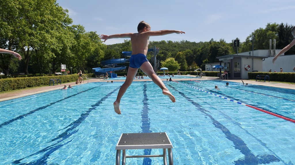Das  Freibad Hettstedt hat eine Sanierung nötig. Die Stadt erhofft sich dafür Geld aus dem Sondervermögen. 