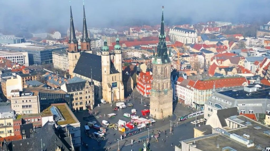 Blick von oben: Der Marktplatz von Halle bietet vieles. Besonders viel Schatten gehört aber nicht dazu.