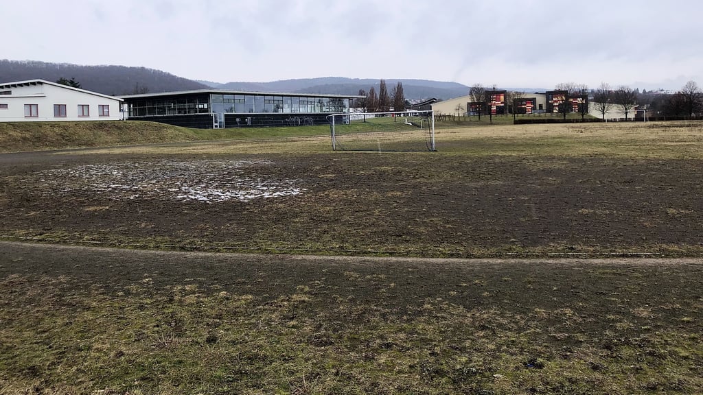Stark verschlissene Sportflächen, Defizite bei der Barrierefreiheit und mehr: Für die Sportanlage am Schulzentrum auf dem Hagenberg in Gernrode besteht dringend Investitionsbedarf.