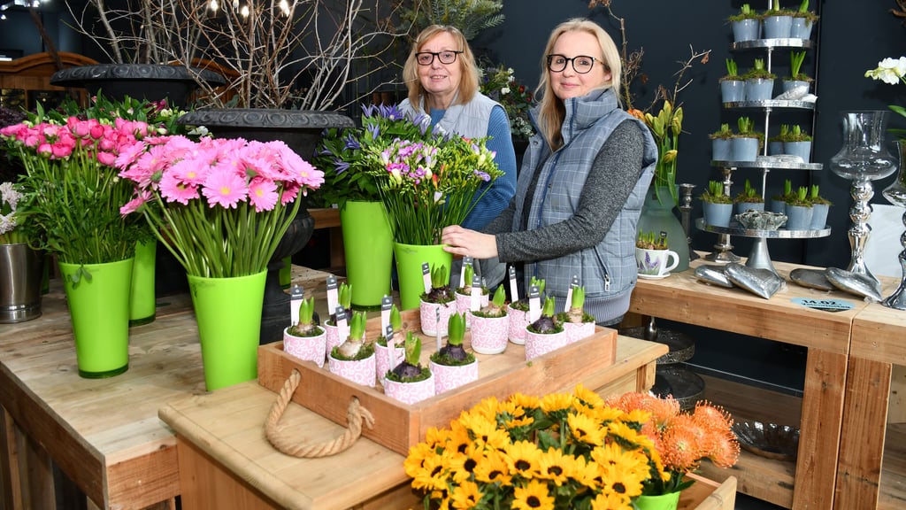 Cornelia Pommerenke (links) freut sich mit ihrer langjährigen Mitarbeiterin Anja Kretschmer über die Wiedereröffnung ihres Blumengeschäfts. Nach dem Großbrand in der Sternstraße ist sie an einen neuen Standort gezogen.