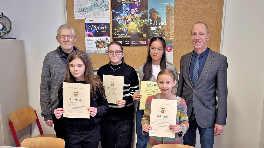 Wolfgang Ludwicki (von links) mit  Merle Leukert, Romy Schwenke, Mai Linh Dang, Anna Schulze und Schulleiter Ronald Müller.