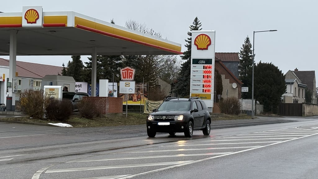 Blick auf die Shell-Tankstelle an der Bundesstraße 1 in Burg, an der seit 2023 der Günstig-Sprit E10 im Angebot fehlt. 