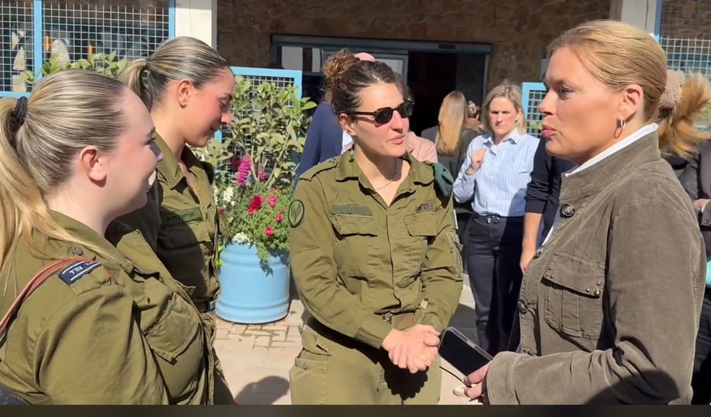 Vor ihrer Reise in den Gazastreifen tauschte sich Bundestagspräsidentin Klöckner mit israelischen Soldatinnen aus.