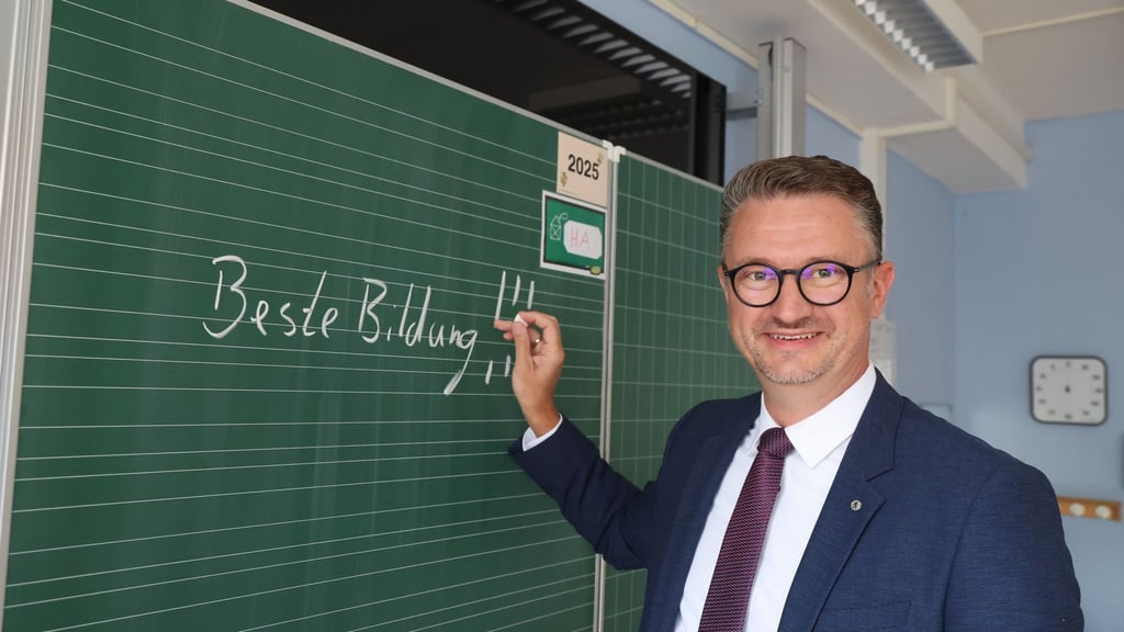 Thüringens Bildungsminister Christian Tischner (CDU) hat neue Lehrpläne für das neue Schuljahr angekündigt. (Archivbild)