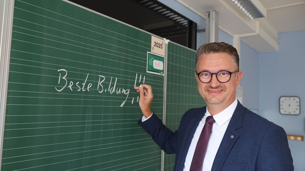 Thüringens Bildungsminister Christian Tischner (CDU) hat neue Lehrpläne für das neue Schuljahr angekündigt. (Archivbild)