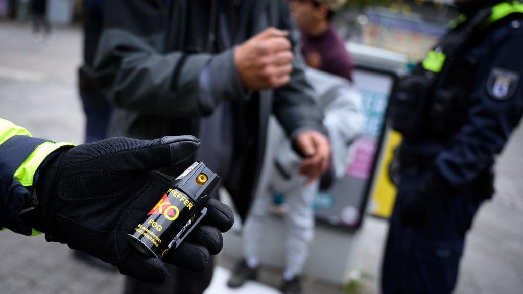 Ist der Einsatz eines Tierabwehrsprays wirklich das einfachste wirksame Mittel, um einen gegenwärtigen Angriff abzuwehren? Für die Bewertung einer Notwehrhandlung ist die Antwort auf diese Frage entscheidend.