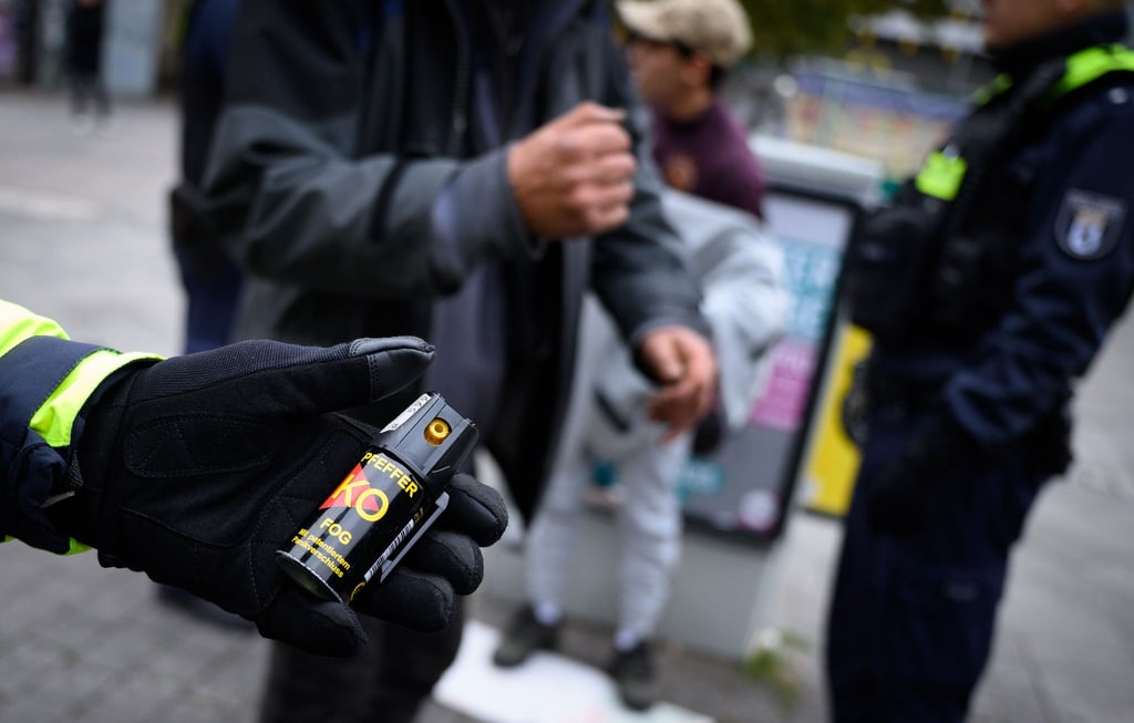 Ist der Einsatz eines Tierabwehrsprays wirklich das einfachste wirksame Mittel, um einen gegenwärtigen Angriff abzuwehren? Für die Bewertung einer Notwehrhandlung ist die Antwort auf diese Frage entscheidend.