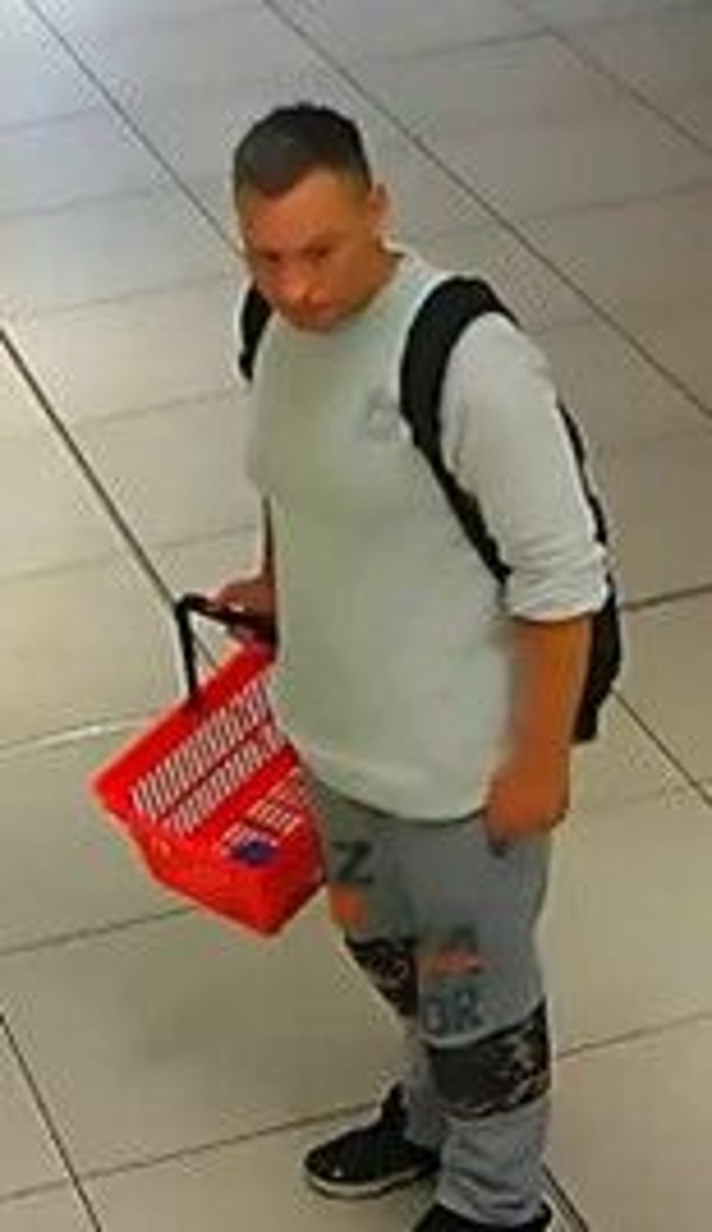 Die Polizei Halle fahndet derzeit nach diesem Mann.