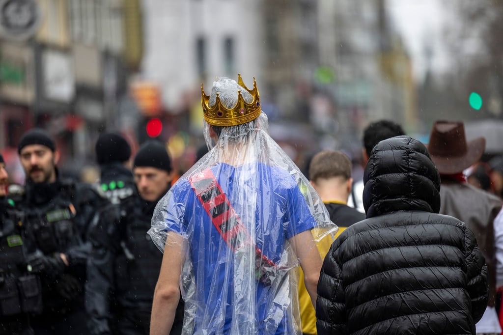 Regencape mit Krone: Die rheinischen Narren mussten an Weiberfastnacht tapfer sein.