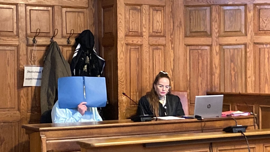 Der Angeklagte räumte die Taten teilweise ein.