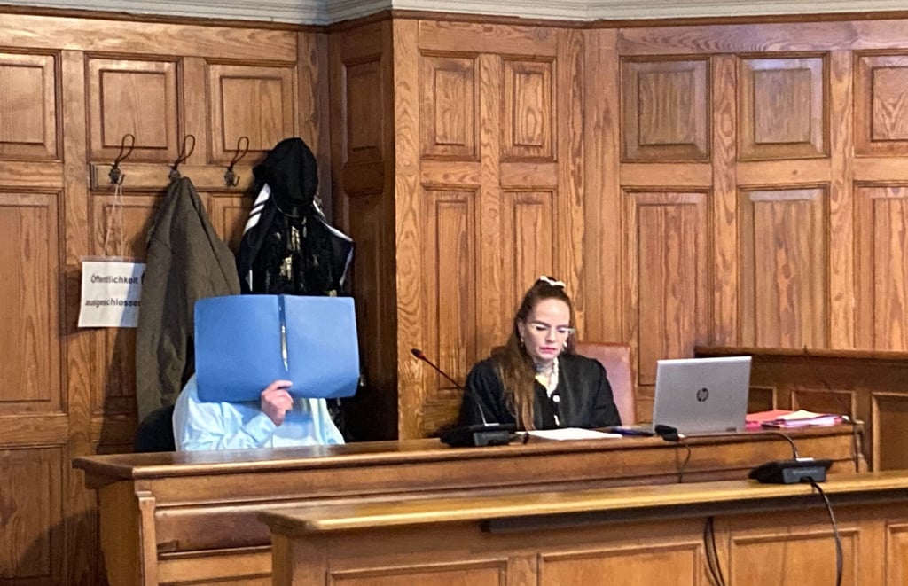 Der Angeklagte räumte die Taten teilweise ein.