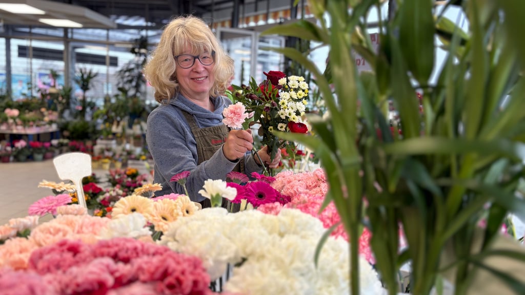 Christine Köppen von der Blumen-Insel in Burg steckt in den Vorbereitungen zum Valentinstag - das Blumengeschäft richtet sich auf einen großen Kundenzuspruch ein.