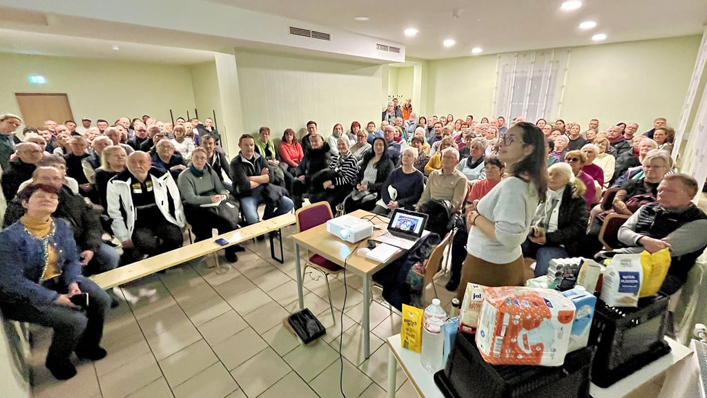 Mitgründerin Sandy Hoppert erklärt den Ramsinern, wie der Container-Dorfladen rund um die Uhr funktionieren soll.
