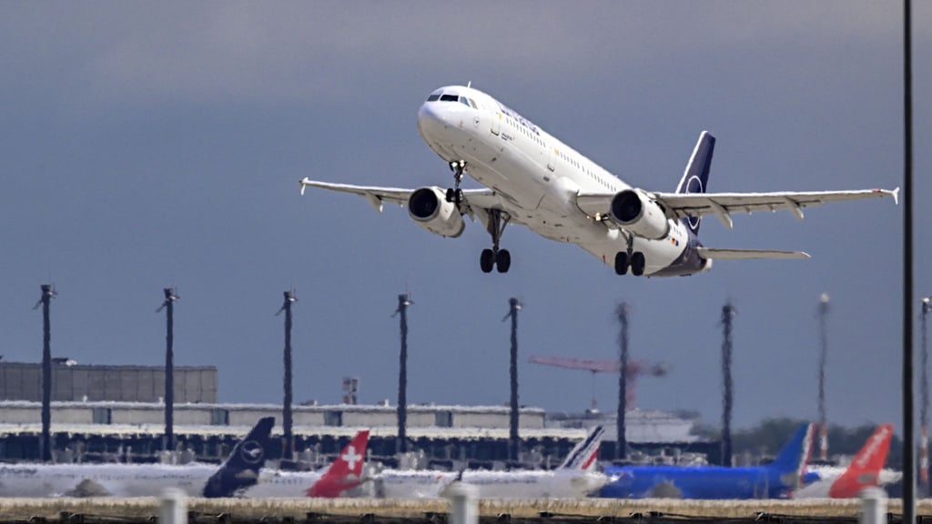 Am Hauptstadtflughafen BER sind infolge eines Warnstreiks mehrere Lufthansa-Flüge nach Frankfurt und München gestrichen worden. (Archivbild)