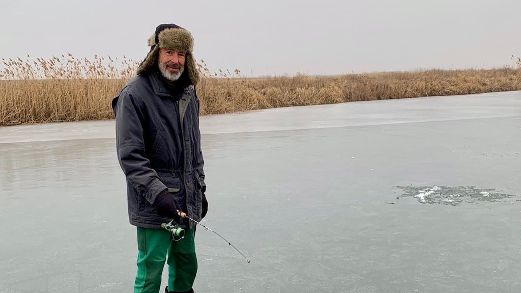 Edgar Appenrodt ist stellvertretender Vorsitzender beim Magdeburger Anglerverein. Auch im Winter ist er mit seiner Angel unterwegs.