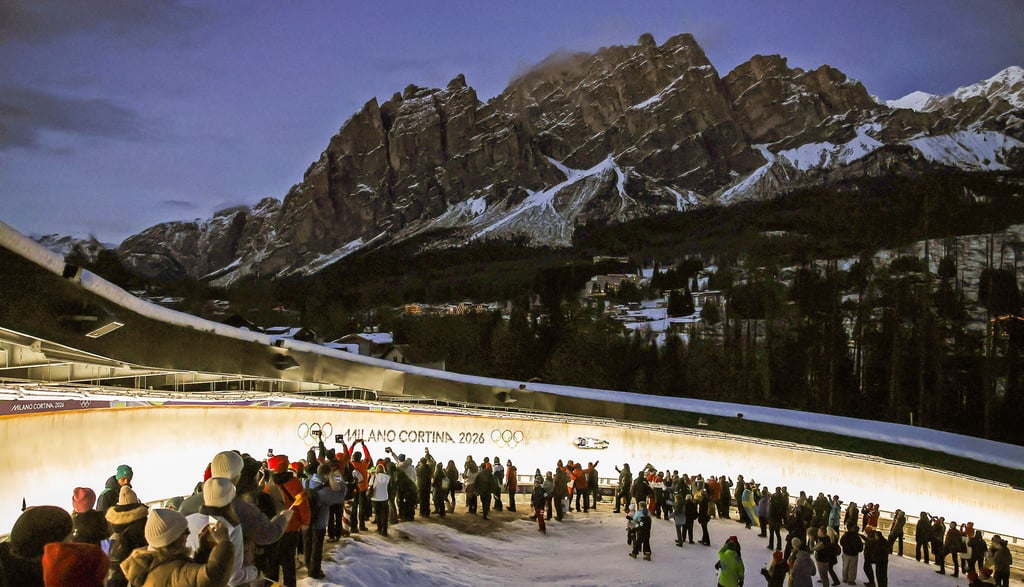 Die Bob- und Rodelbahn schlängelt sich mitten durch Cortina und soll etwa 85 Millionen Euro gekostet haben.