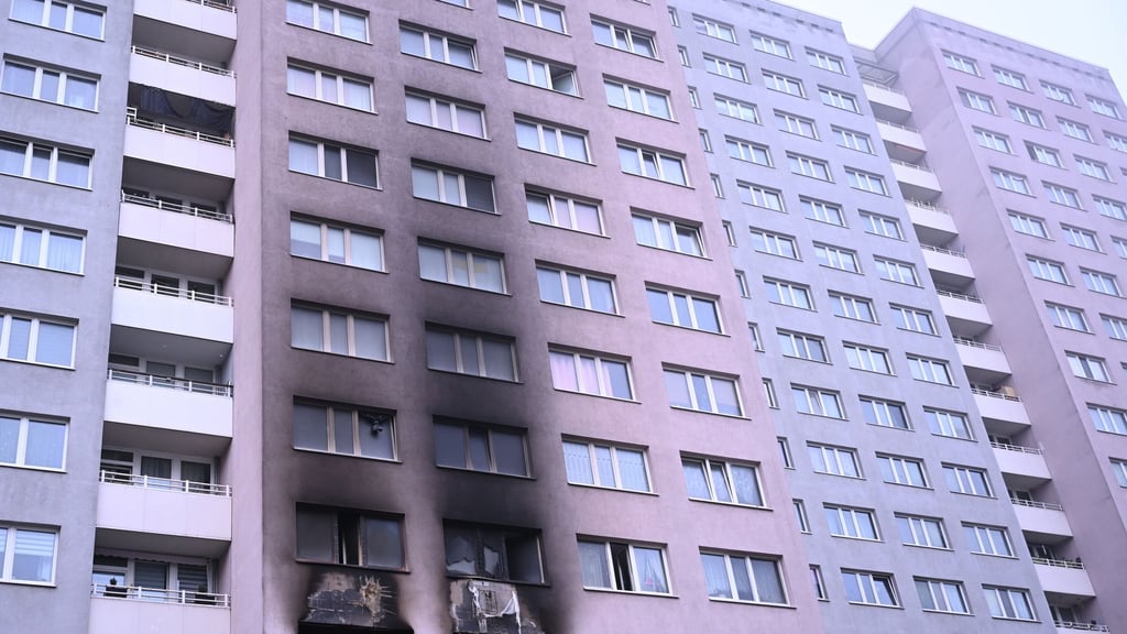 Am Tag danach ist die verrußte Fassade zu sehen.